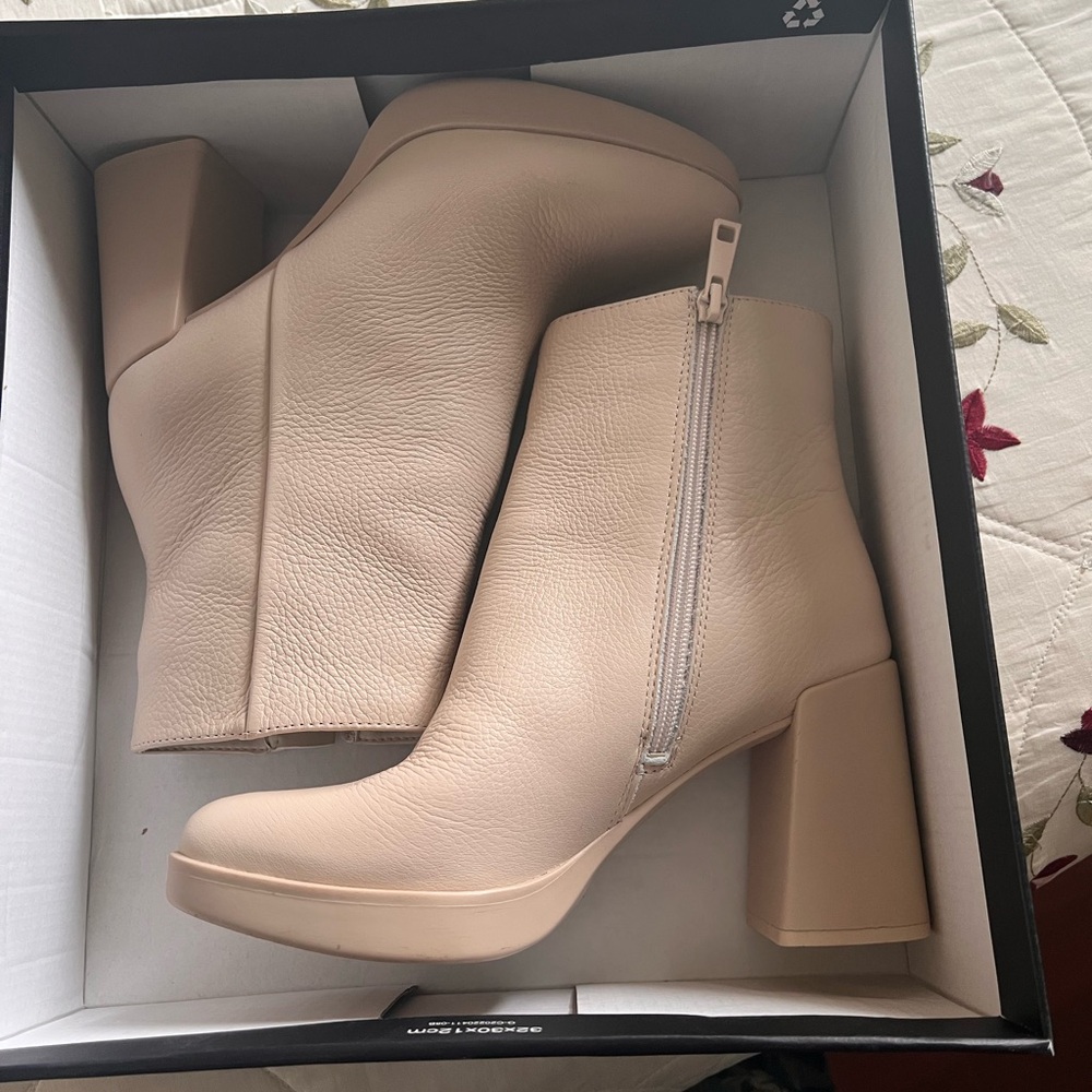 Naturalizer gen n reach bootie. Color porcelain. Size 7